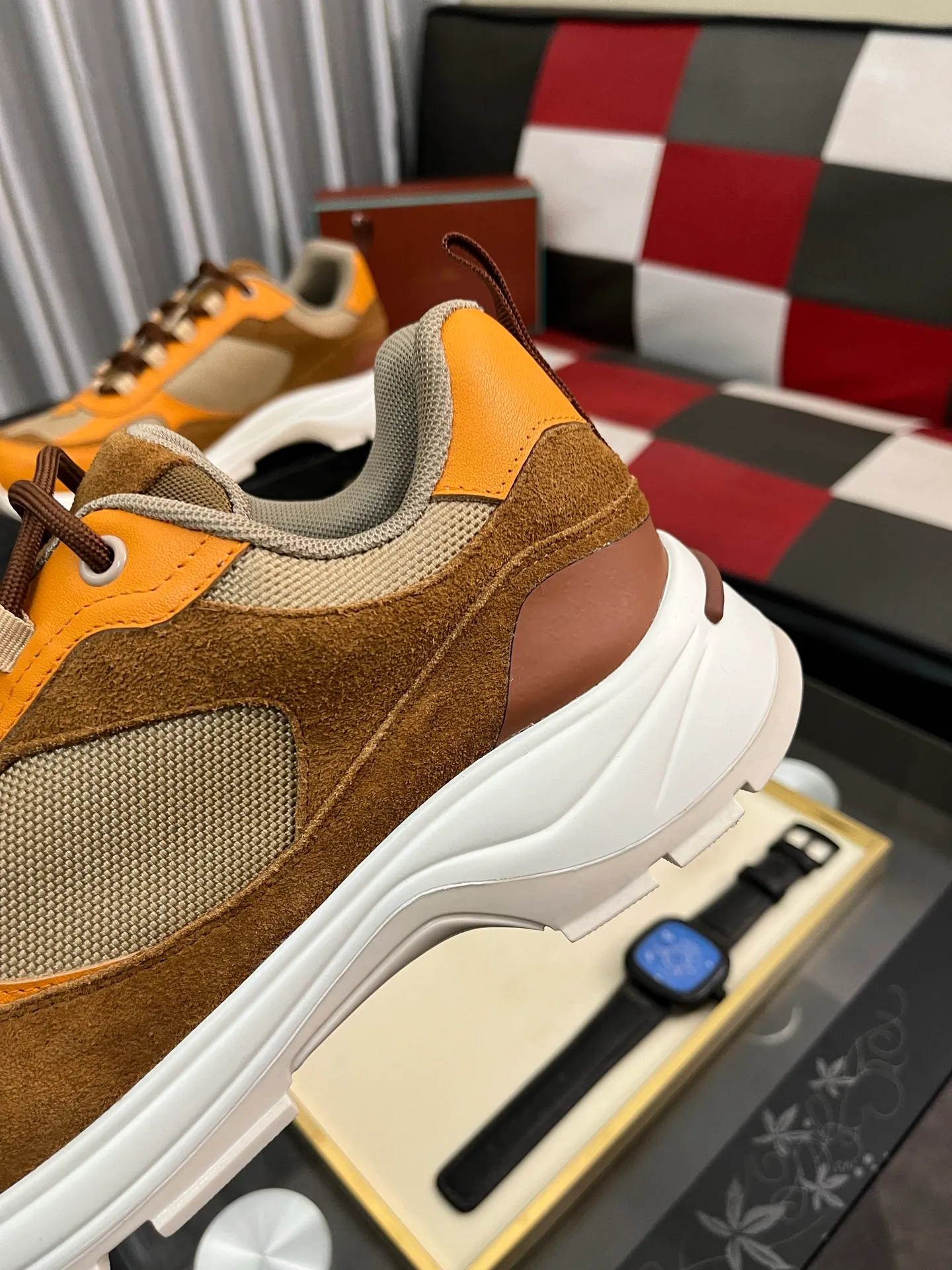 Men's shoes 💰520 ⌚️⌚️ Loro Piana's classic popular lp top version of Pili casual shoes. It turns out that these are the casual shoes that are said to be able to walk 20,000 steps without tiring your feet. This pair has both good looks and feel. You will be completely lost as soon as you step on it ~ The minimalist design is eye-catching and durable, and it is a bonus for dressing. The soft feeling on the feet has outstanding texture, and it is very nice without abrasion on the feet. The soft and waxy soles make it easy to wear for daily use for a long time. Who can resist a pair of versatile and good-looking loafers? Don't be too elegant at all, the feel and texture of the feet are good, the key is to make the legs look longer and not tire the feet, the main thing is that it is just right!        Material: Original cowhide Lining: Original sheepskin Outsole: Original sole Size: 38-44